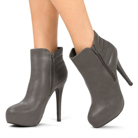 Kym Platform Stiletto Ankle Booties Quilted *NEW - Picture 2 of 6